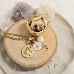 bola de grossesse or “mini nous cœur", fleur de nacre, feuille et pierre sur chaîne dorée